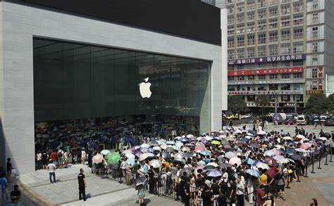 Figure 1 - Que outside Apple store (image courtesy metro news)